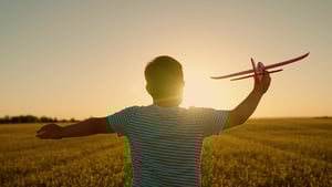 child-with-plane_AdobeStock_605495512_copyright-zoteva87_1100x620px
