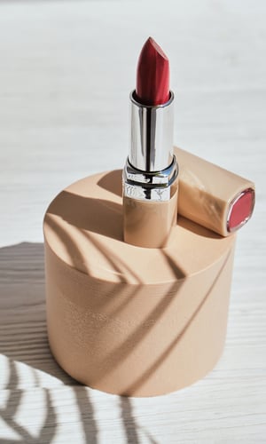 cosmetics-lipstick_iStock-1317846748_copyright InnaVlasova_600x1000px