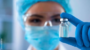 pharma_lady-scientist_iStock-1067806062_mit_copyright_Motortion_1100x620px_210219