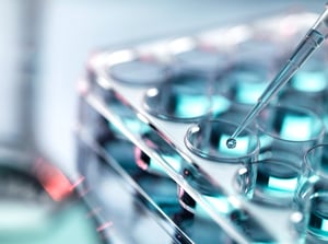 Pipetting-sample_GettyImages-482185539_2000x1489px_RGB